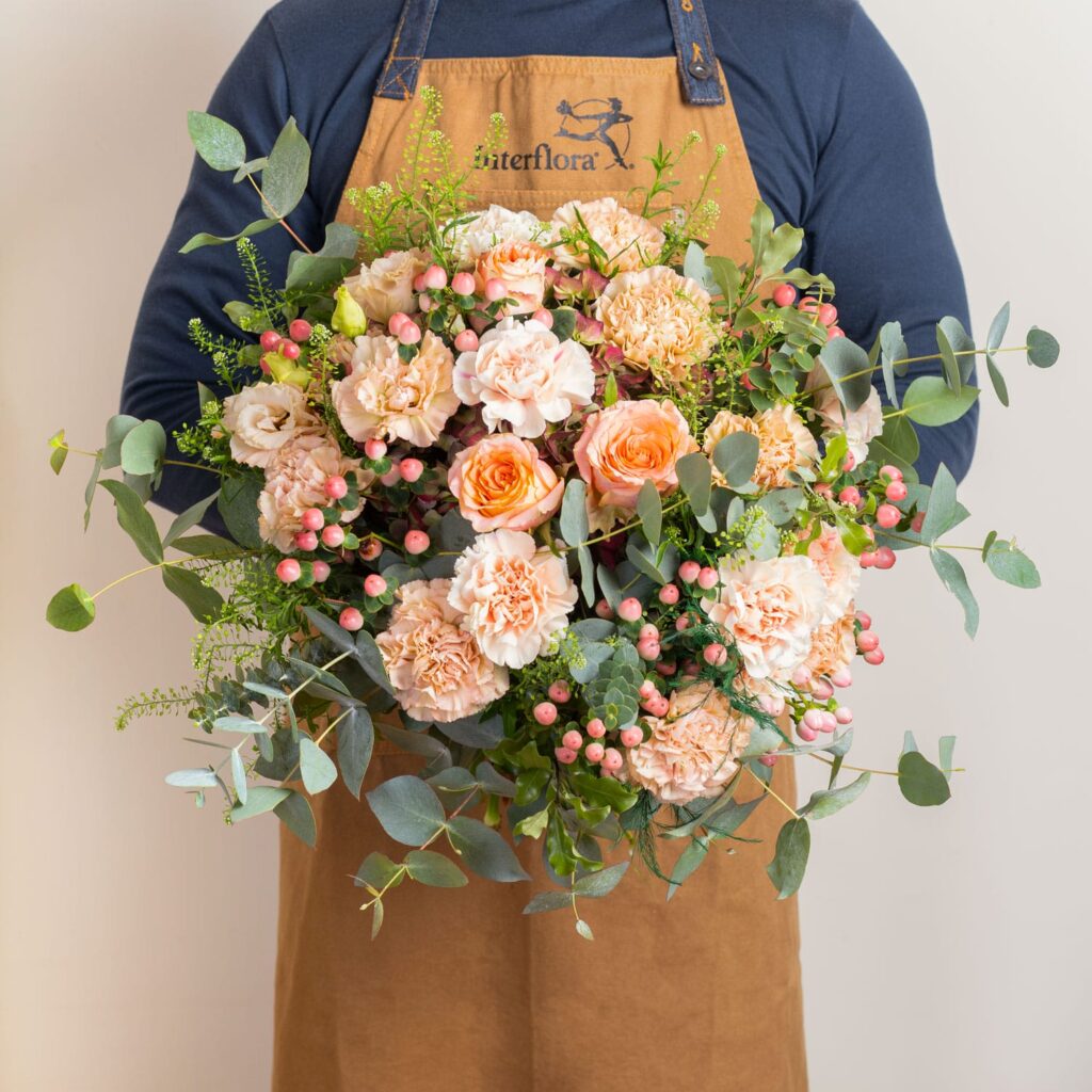 en person holder en orange buket