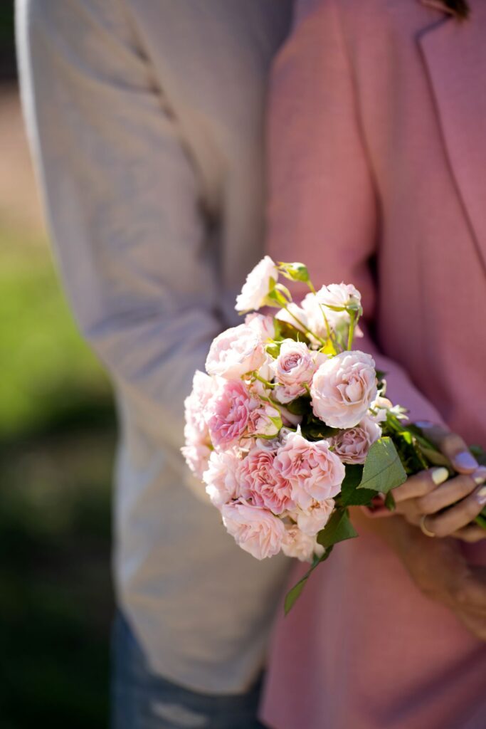 buket med lyserøde nelliker