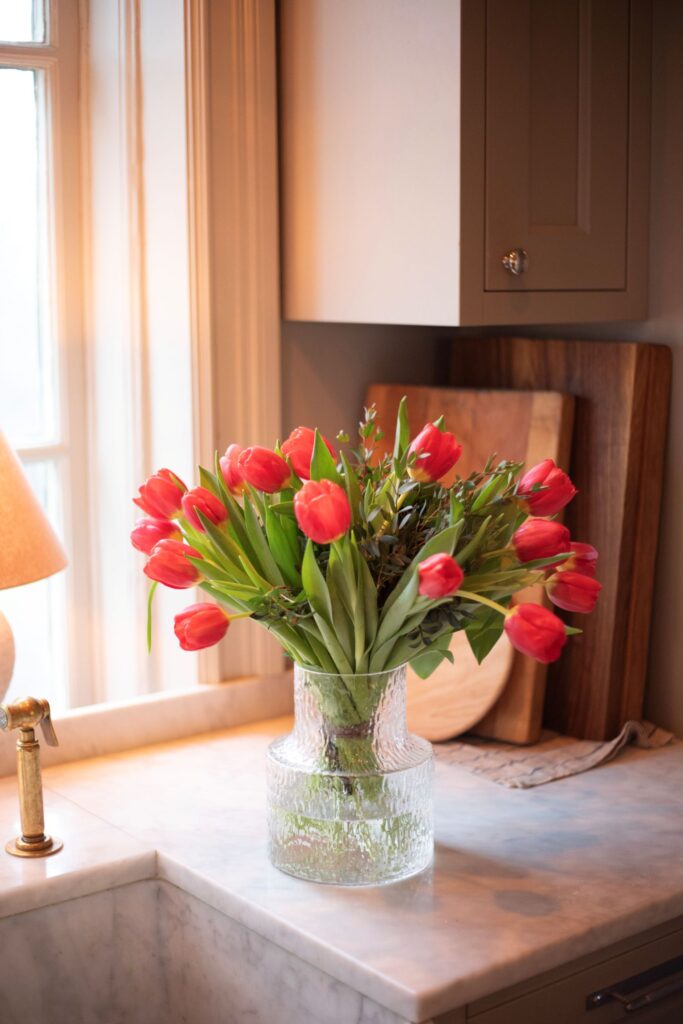 Smukke røde tulipaner i vase