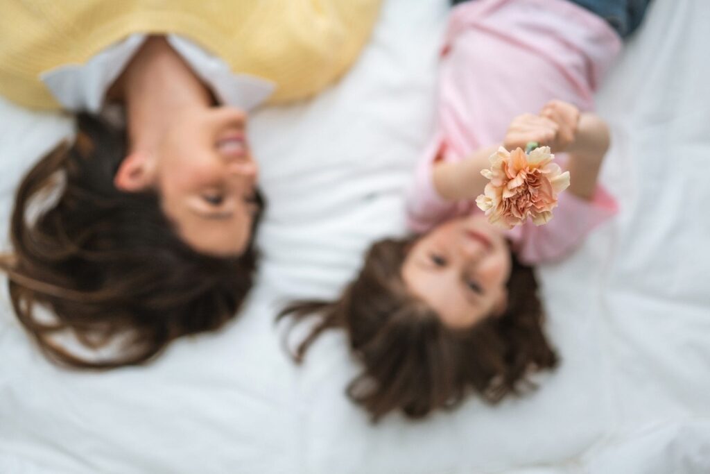 mor og datter med nellike