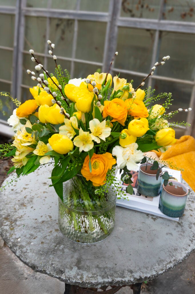 Farverig påskebuket ude i haven