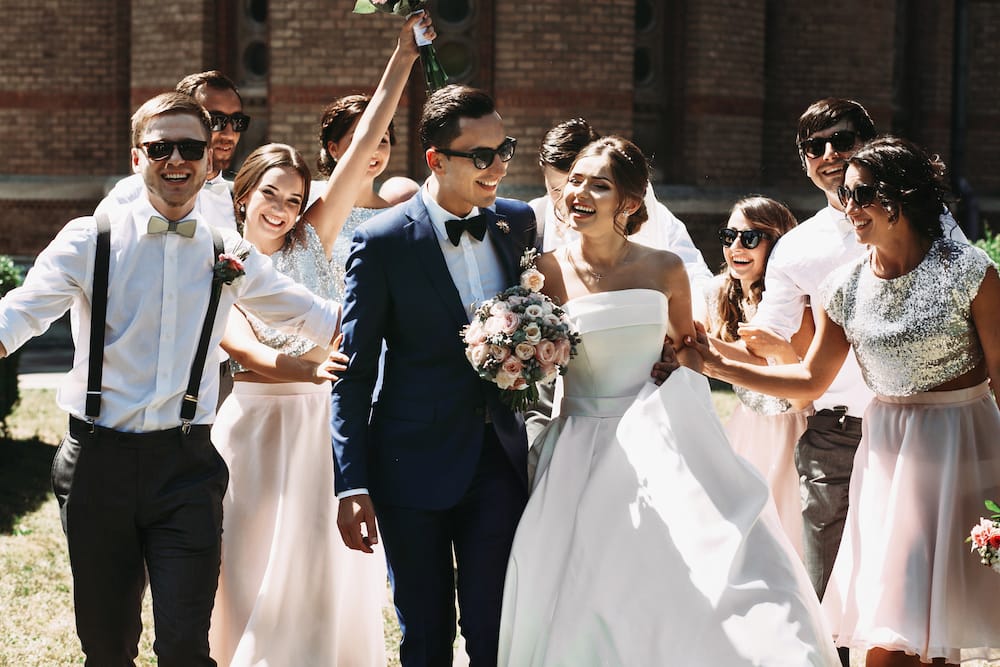 Glade venner sammen med brudeparret foran kirken