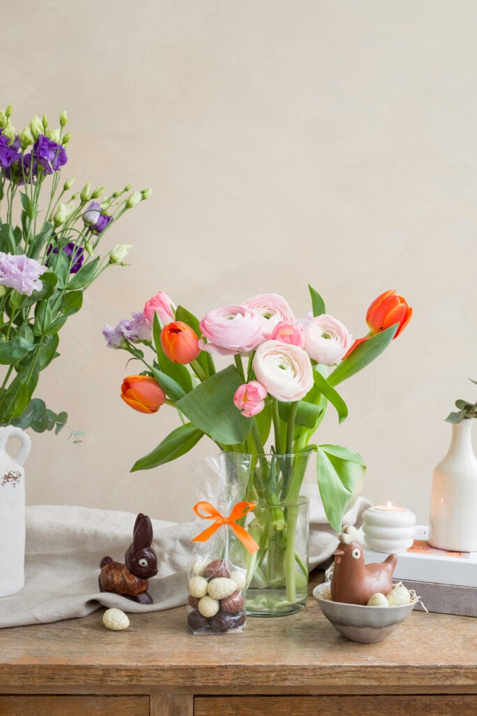 Påskebuket med ranunkler og påskechokolade