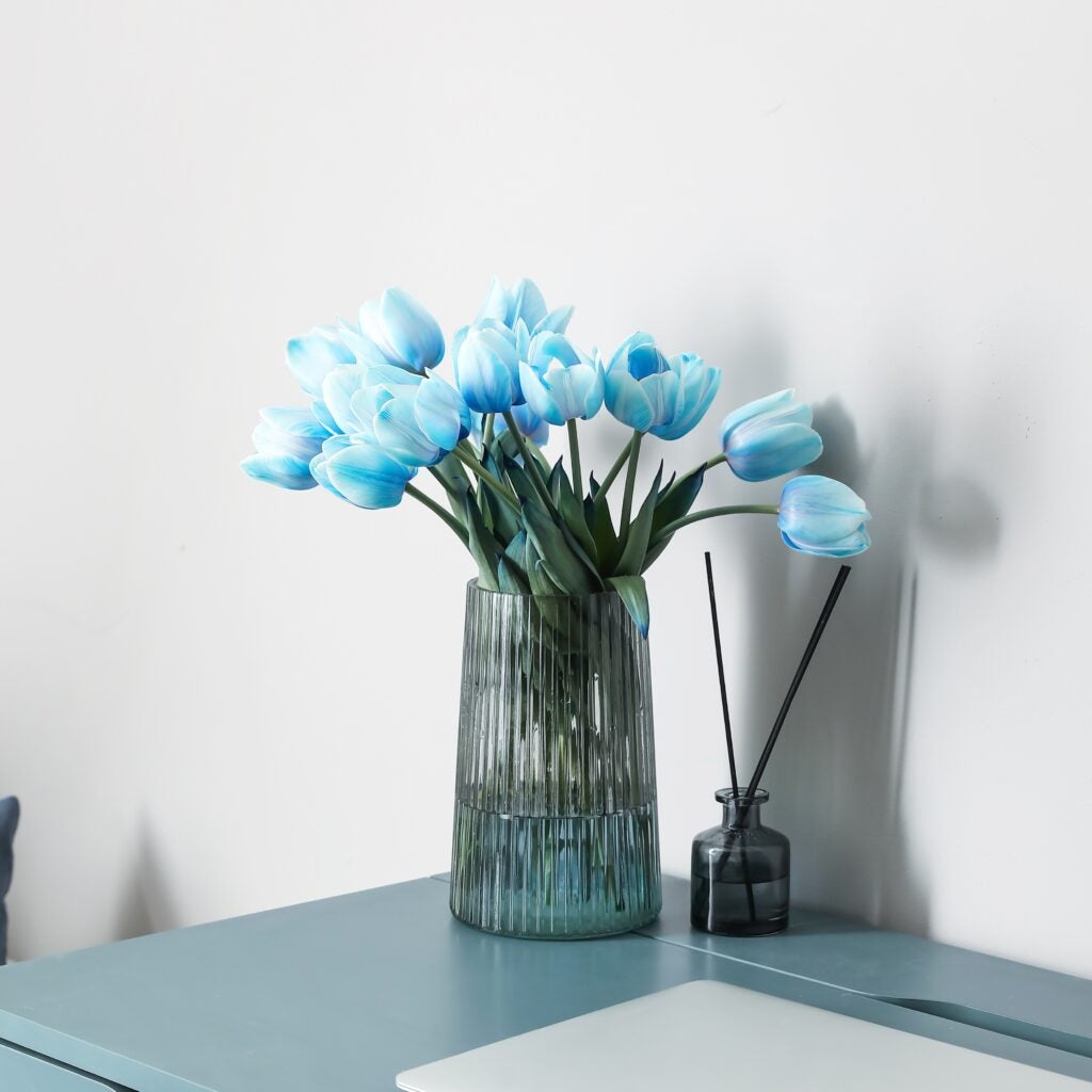 Blå tulipaner i vase