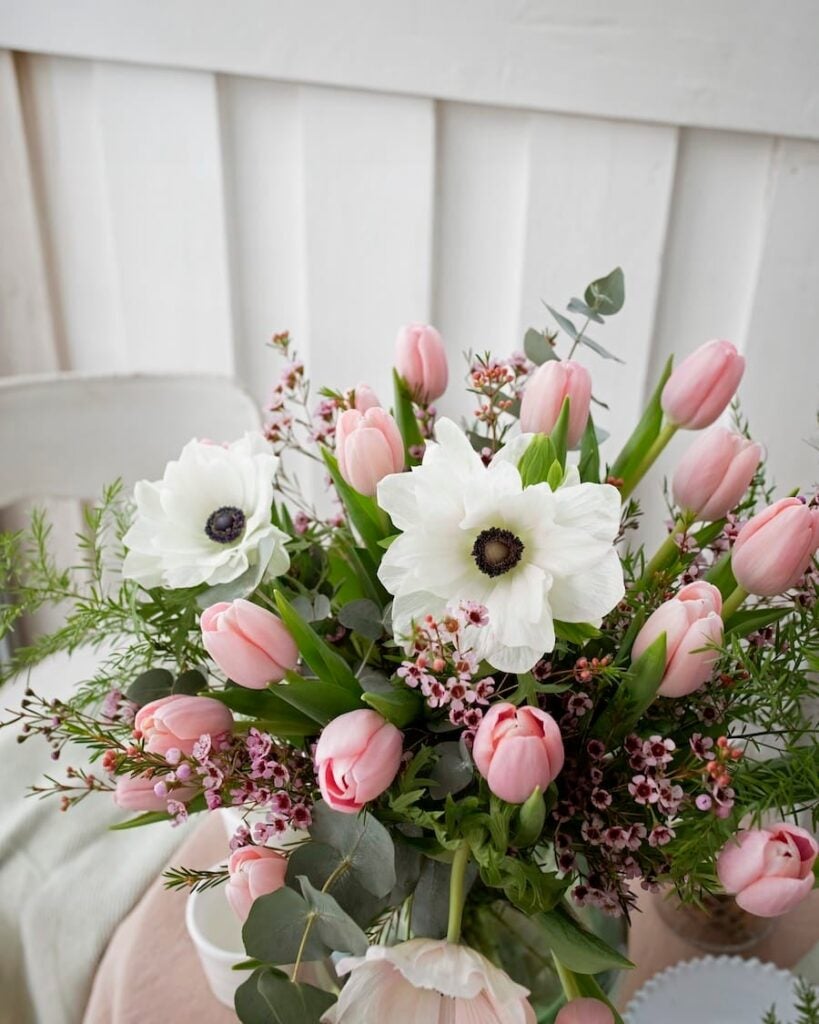 påskebuket med lyserøde tulipaner og anemoner