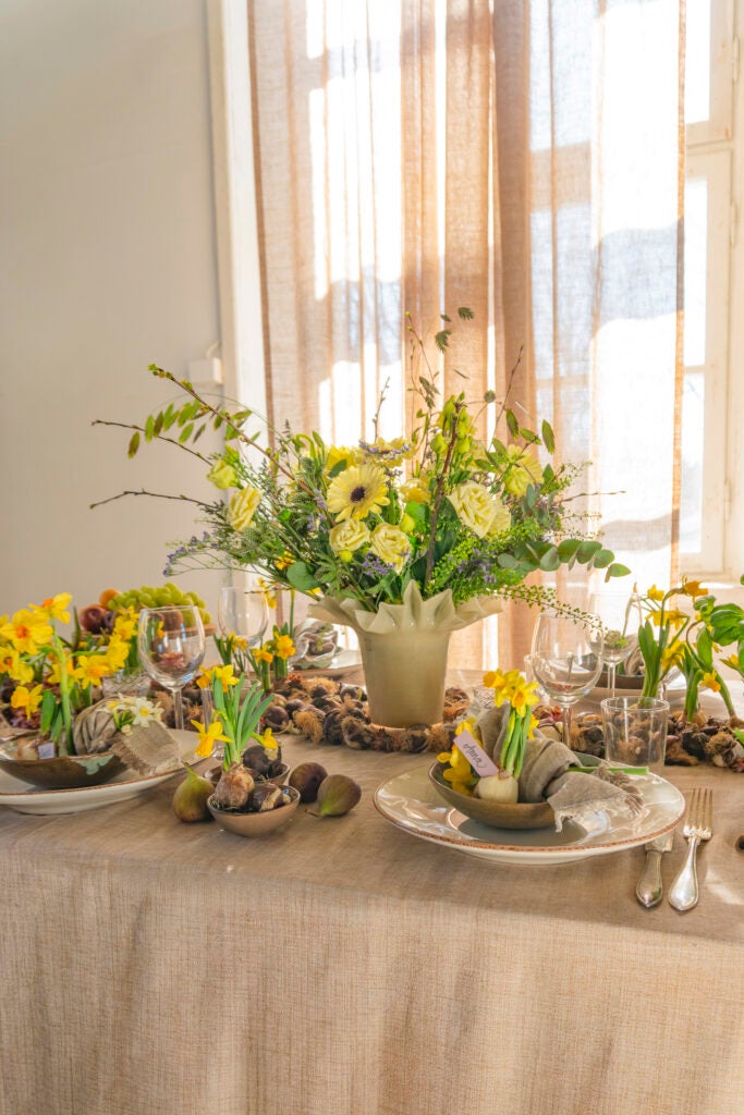 Påskebord med opdækning og blomster