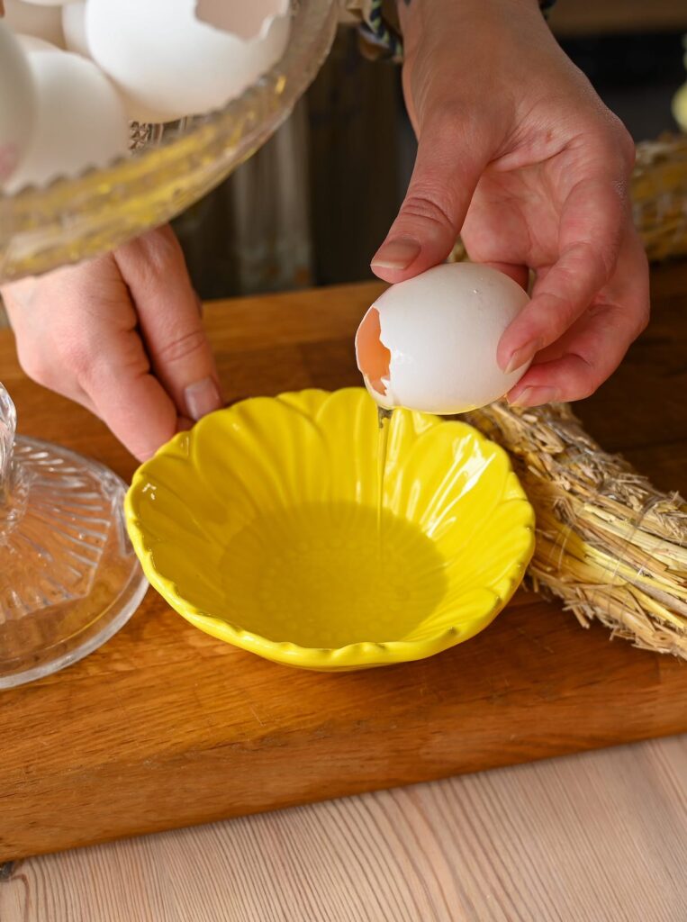 hjemmelavet kreativ krans til påskebordet med æggeskaller