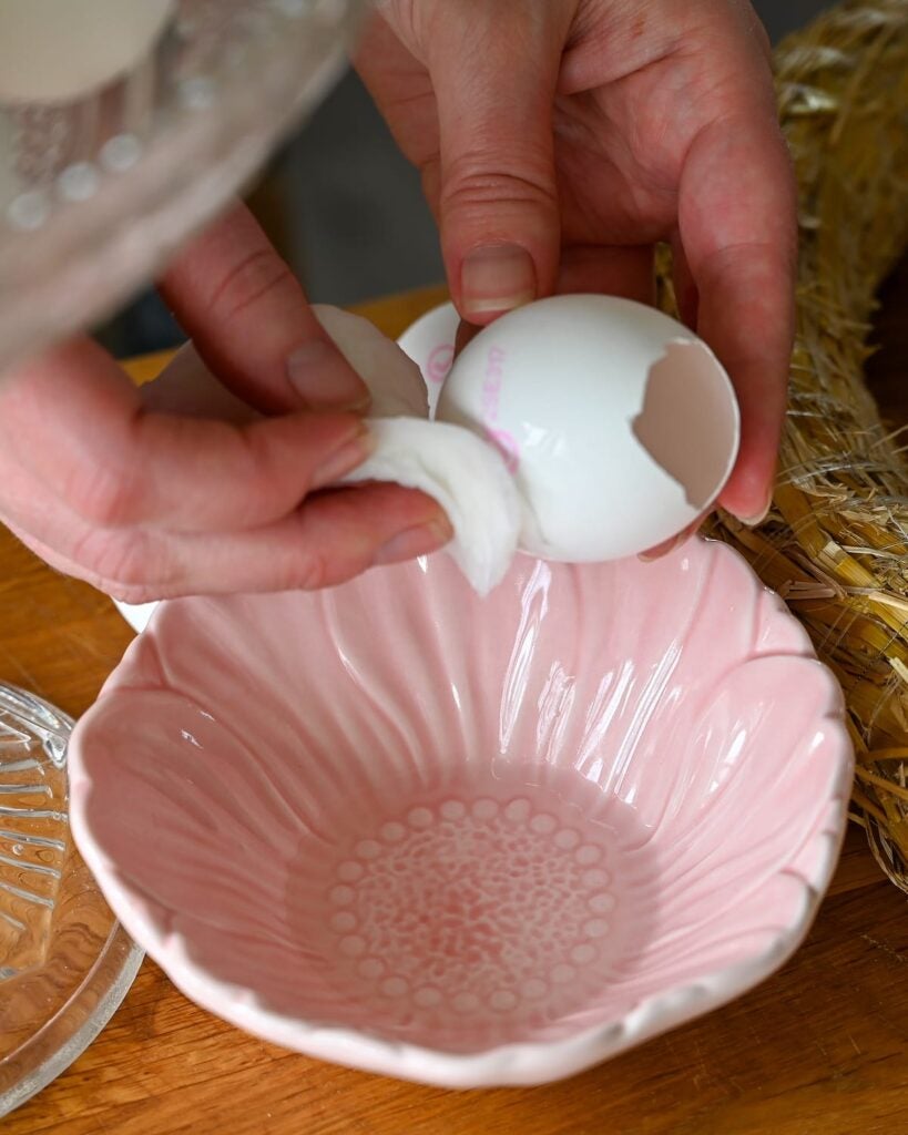 hjemmelavet kreativ krans til påskebordet med æggeskaller