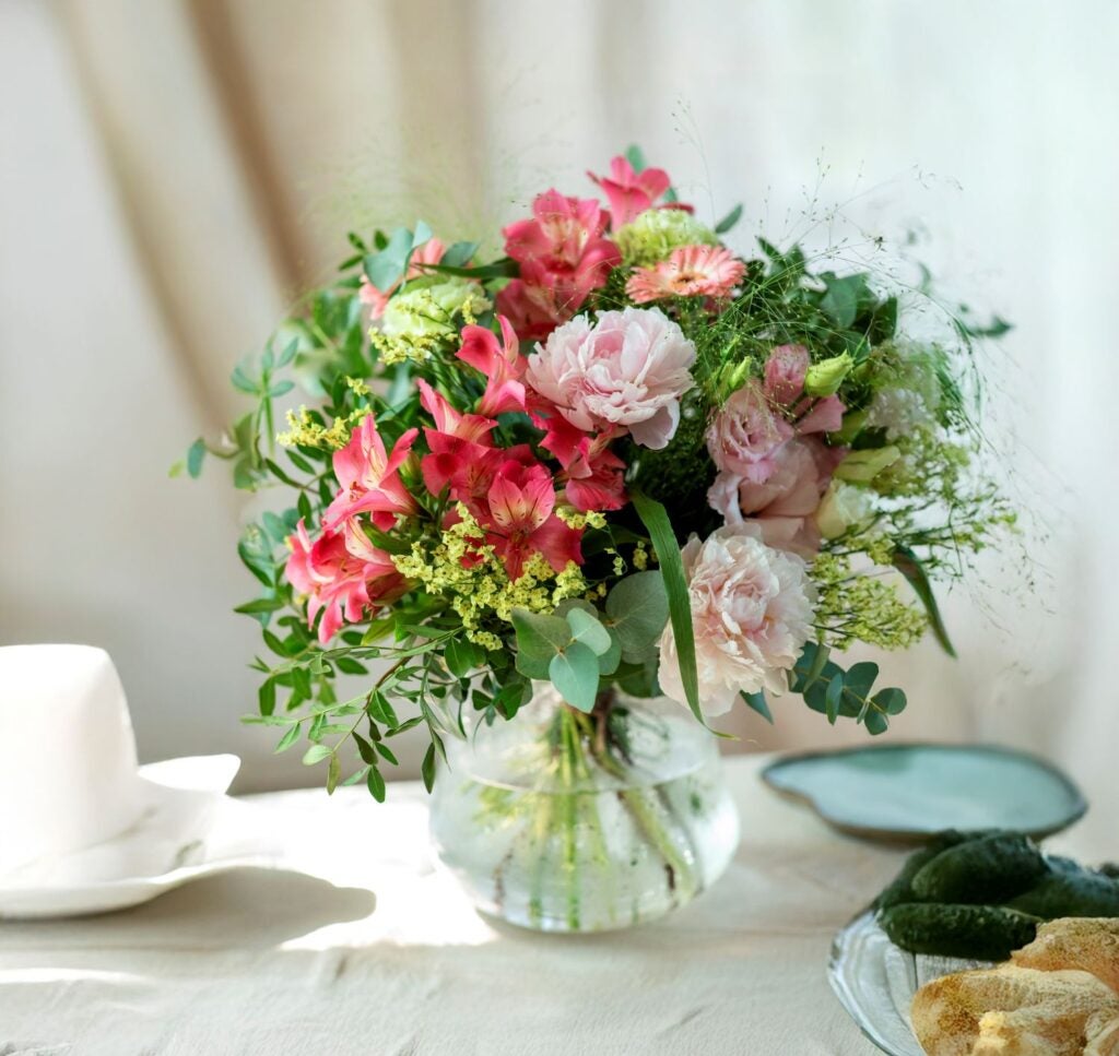 Smuk buket med liljer og pæoner fra Interflora til Mors dag