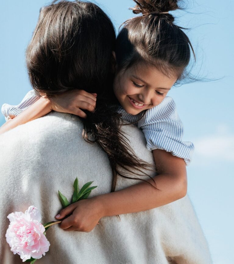 mor og datter krammer