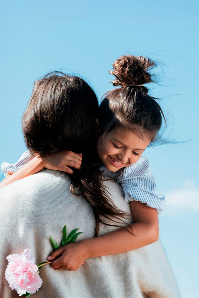 mor og datter krammer