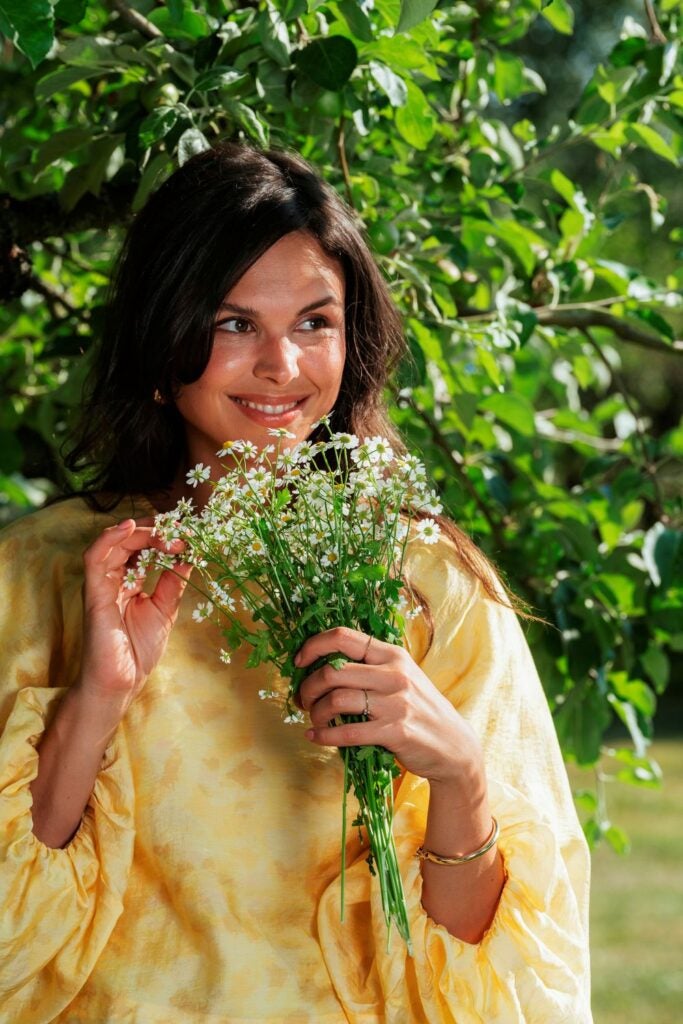 Kvinder dufter til hvide forårsblomster