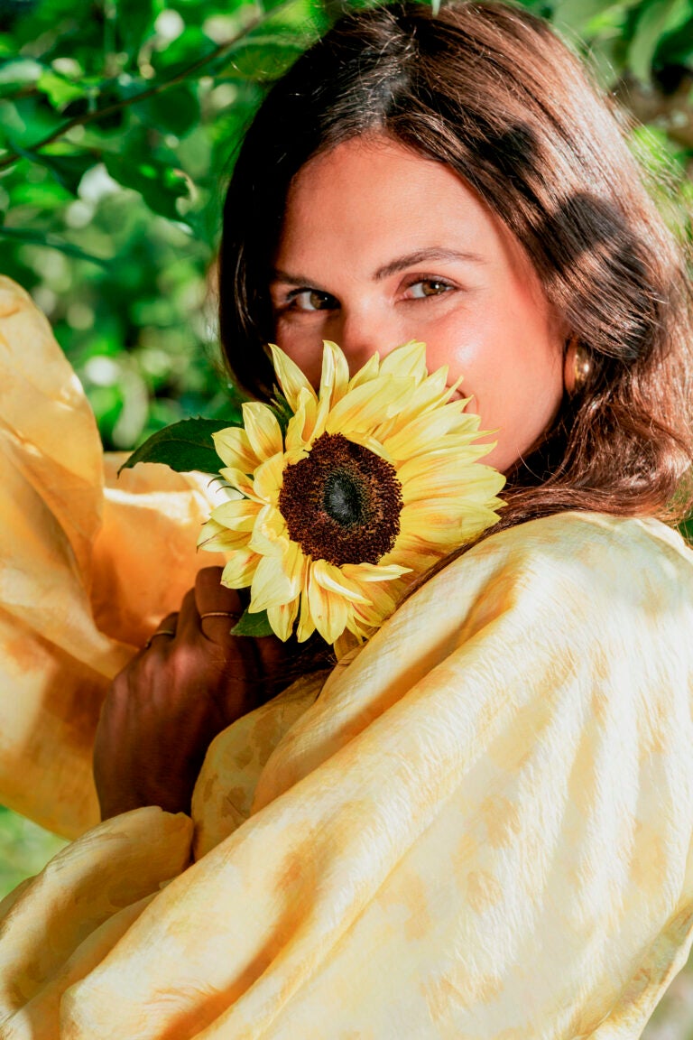 Kvinde holder solsikke closeup