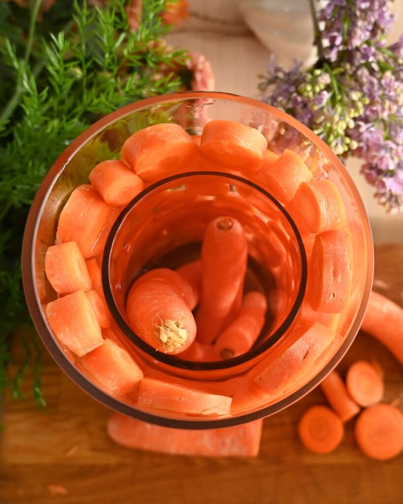 påskeblomsterdekoration med gulerødder inspiration