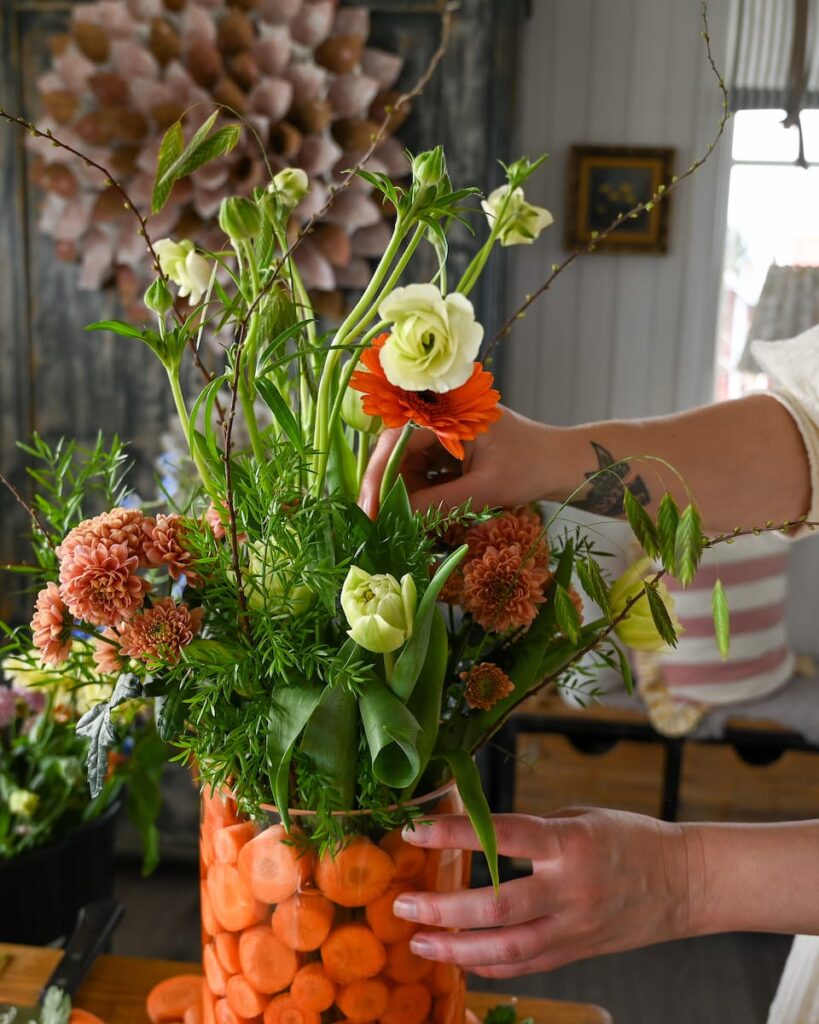 dame tilretter påskeblomsterdekoration med gulerødder