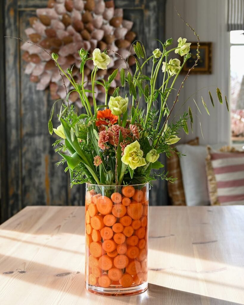 påskeblomsterdekoration med gulerødder