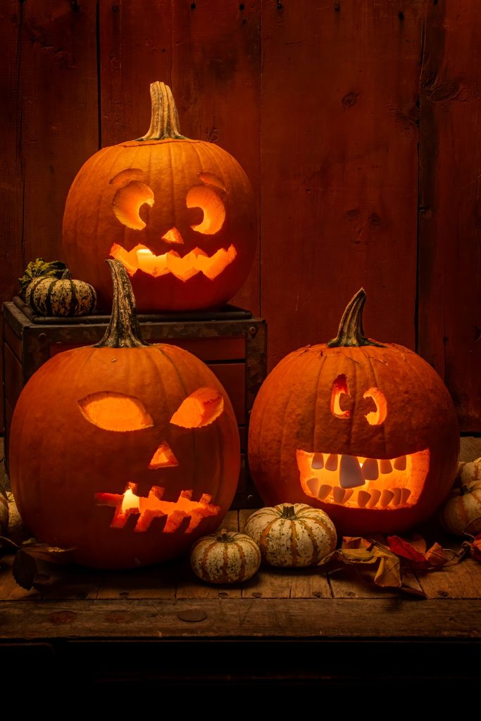 Udskåret græskar med lys til halloween