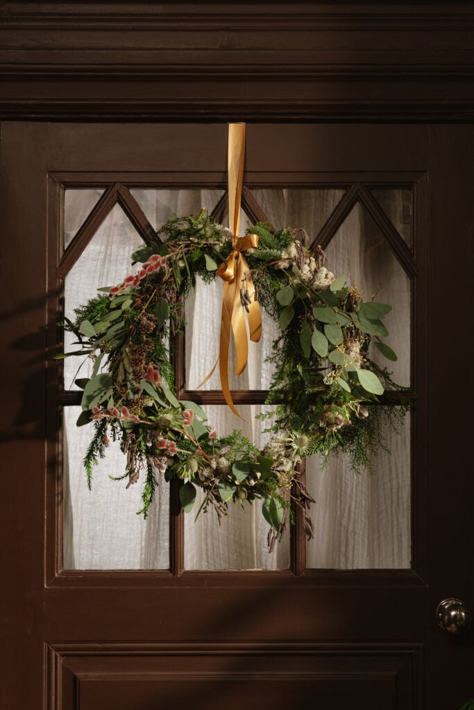 Julekrans med kryptomeria, hvidt mos, eucalyptus, gåsepil, tidsel og lærk.