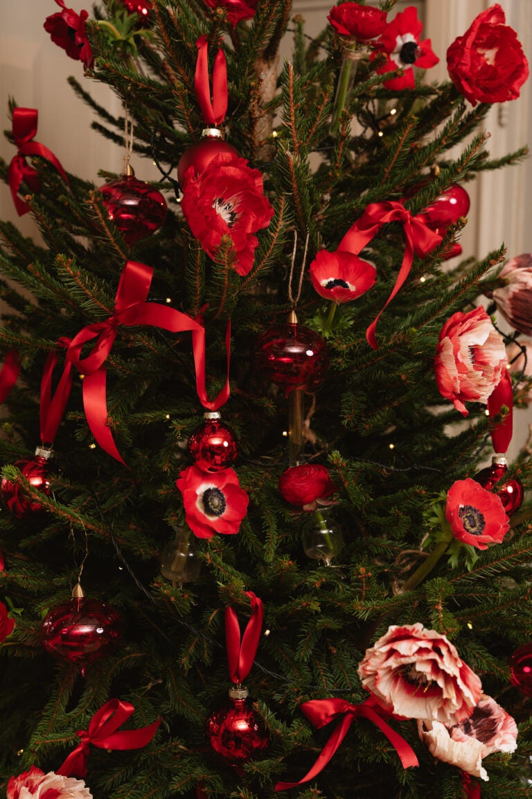 Pynt dit juletræ med blomster – et blomstrende twist på traditionen