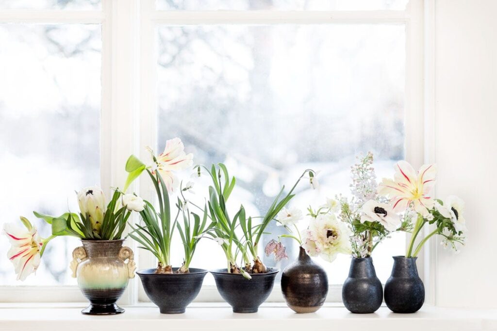 Forårsblomster i små vaser