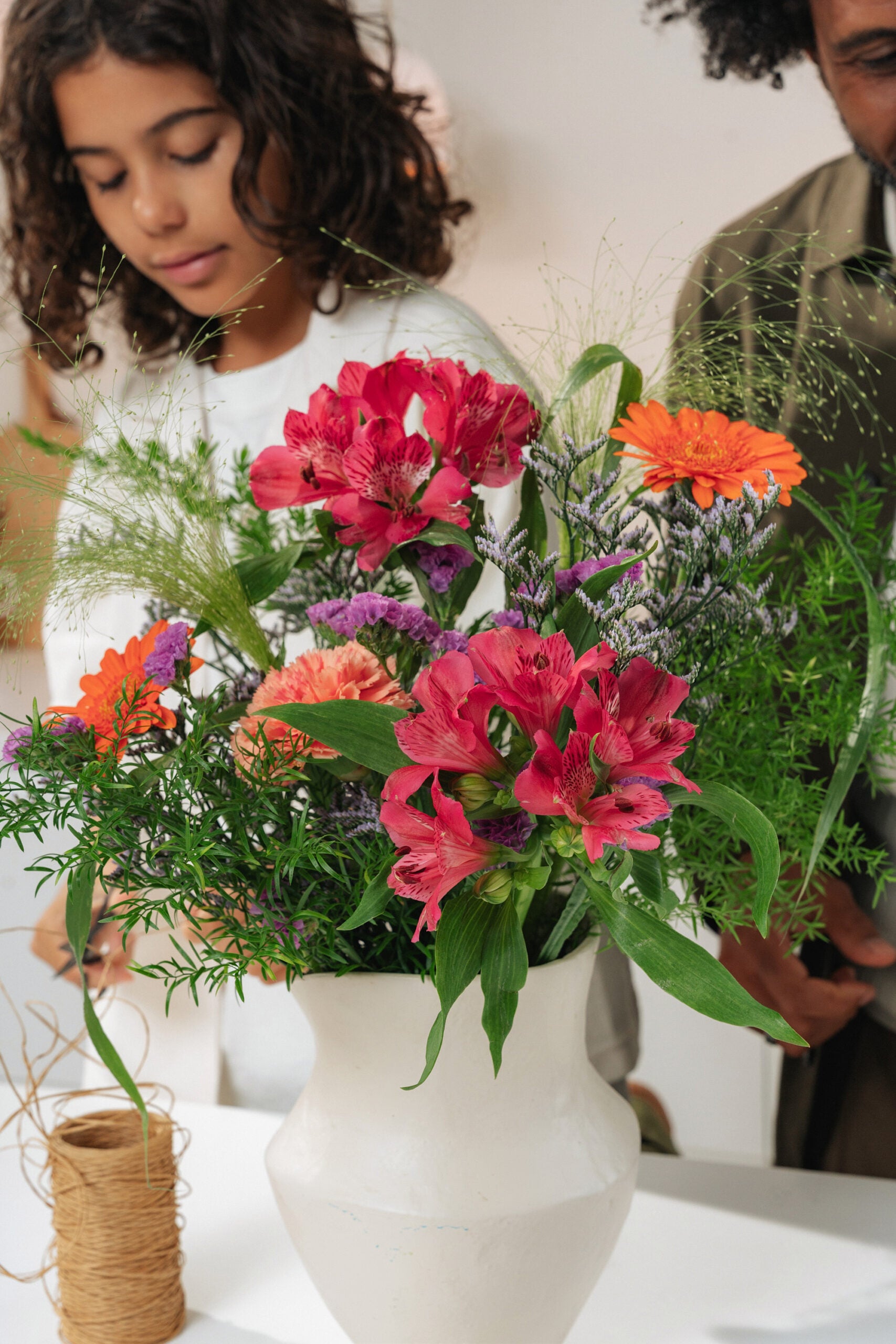 Interflora-buket med alstroemeria, nelliker og gerbera i vase