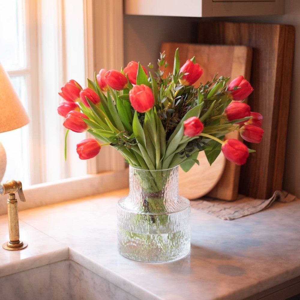 Røde tulipaner i vase