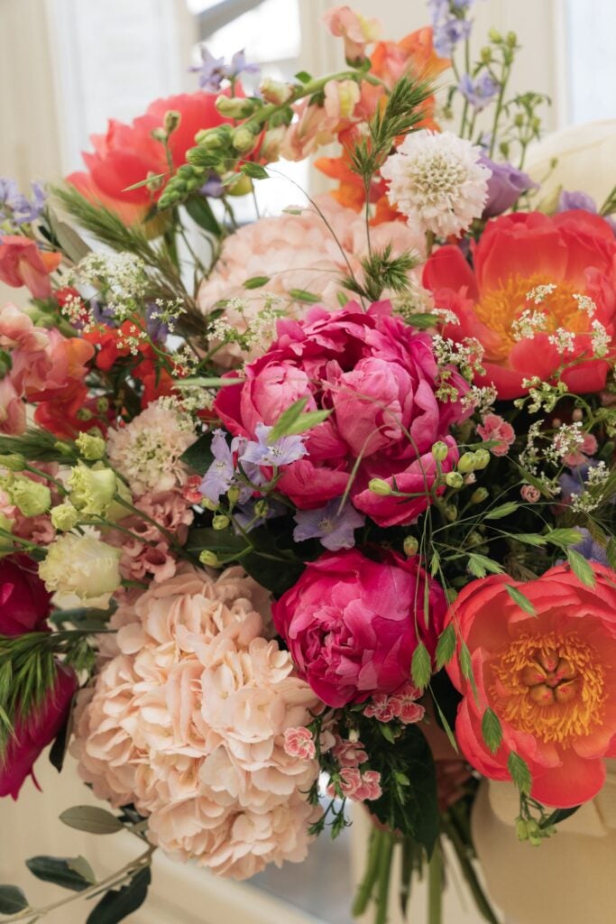 Smuk, farverig og ekstravagant buket med pæoner fra Interflora