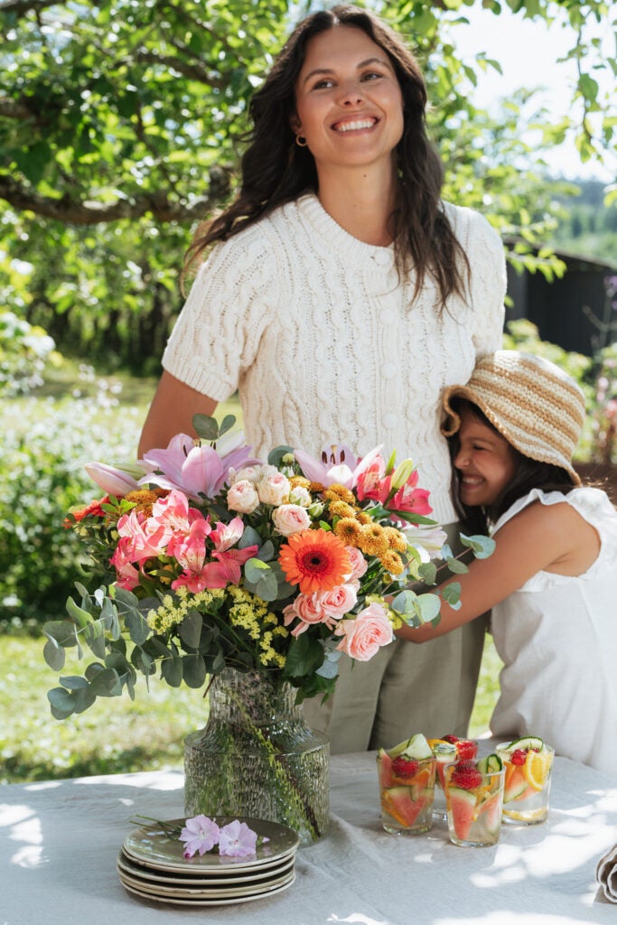 Mor og datter krammer