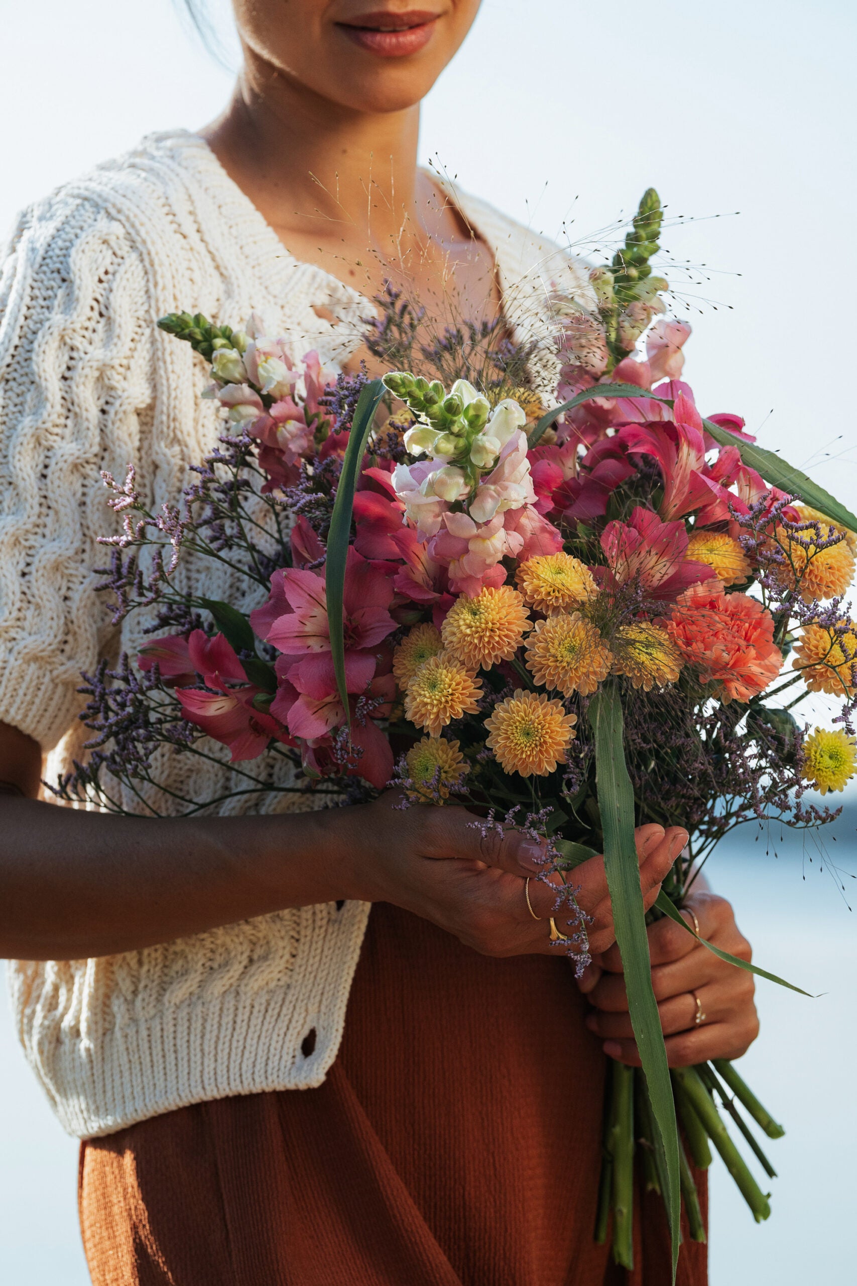 Interflora-buket med alstroemeria, krysantemum og løvemund