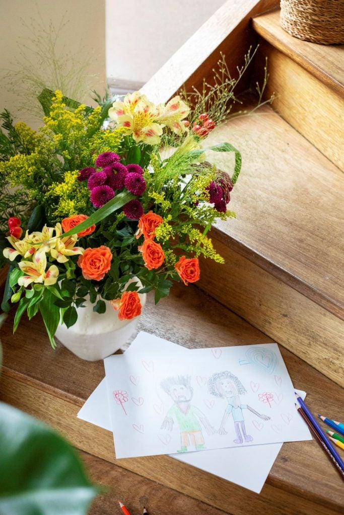 Blomsterbuket og tegning til bedsteforældredagen