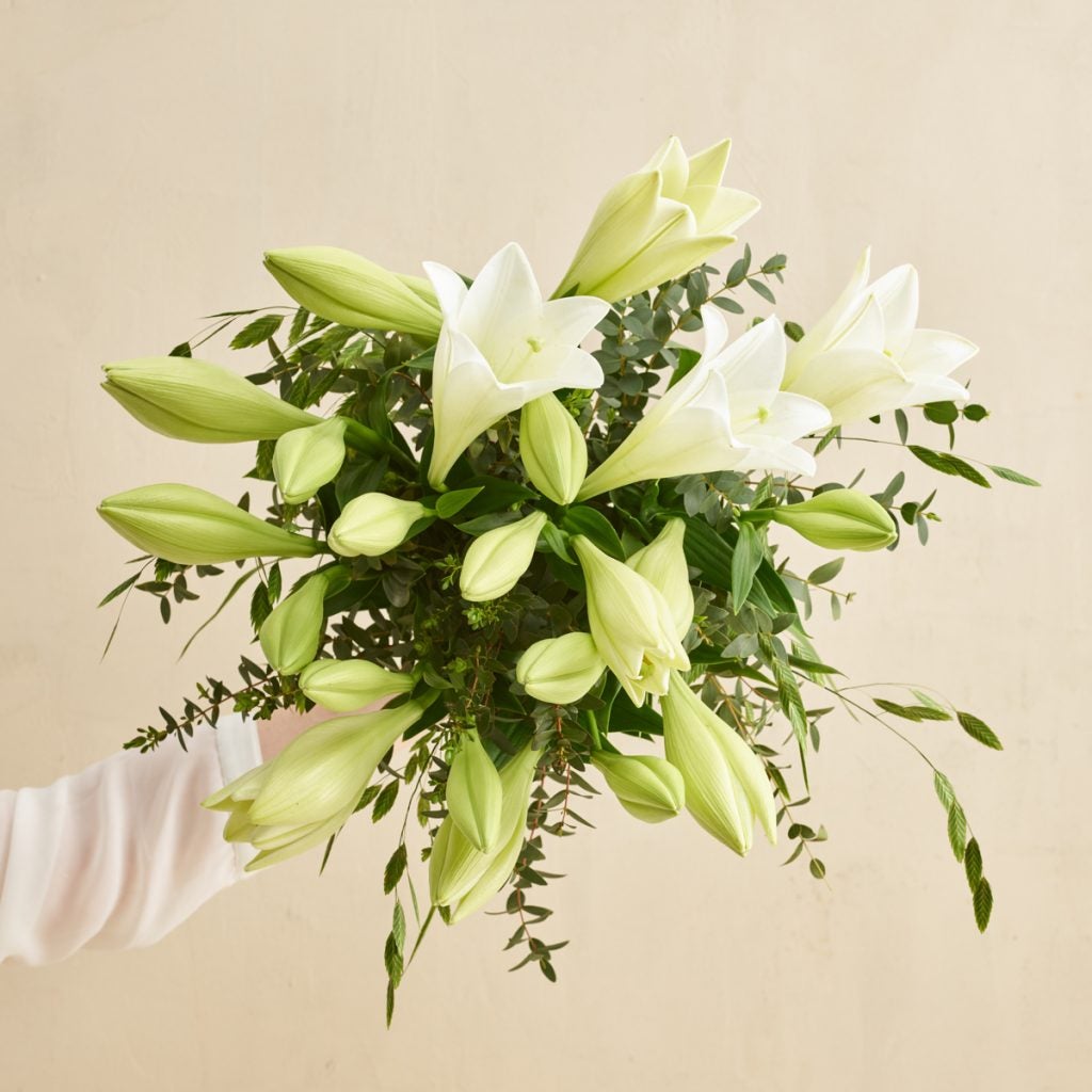 Den smukke hvide liljebuket fra Interflora