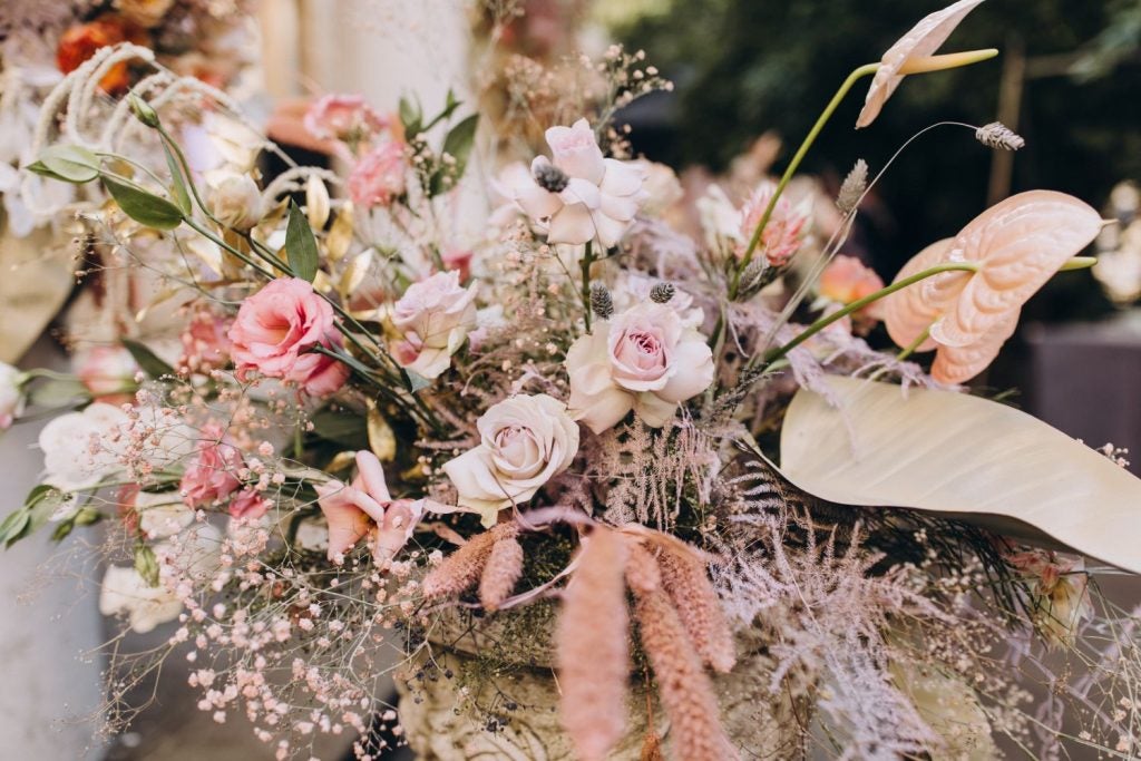 Stor og flot blomsterdekoration med tørrede blomster til bryllup