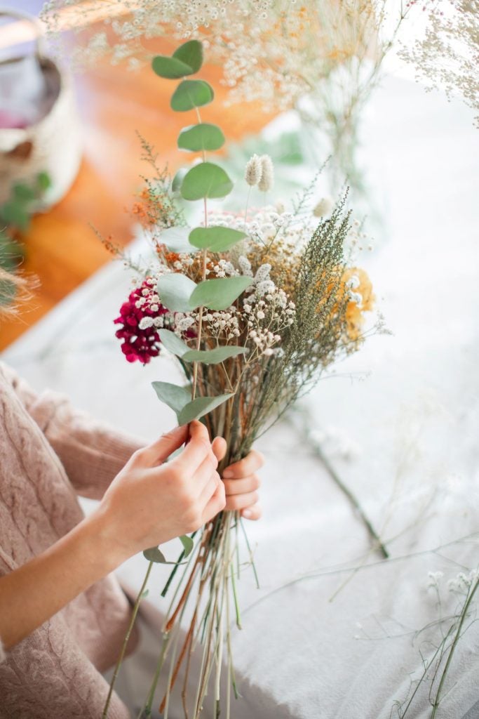Florist binder en tørrede blomsterbuket