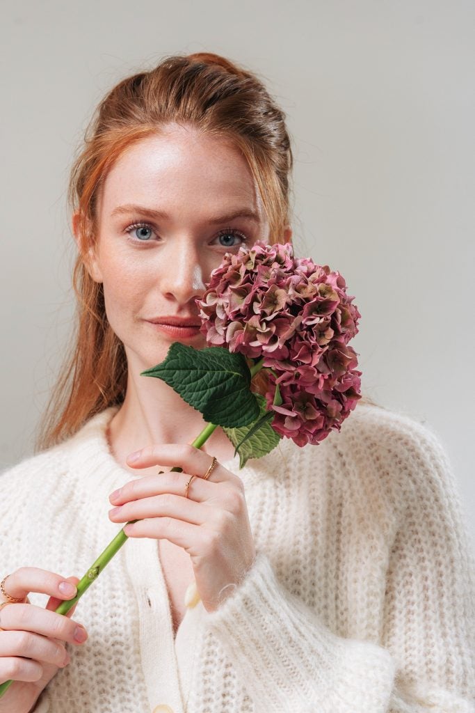 kvinder holder hortensia i lyserøde nuancer