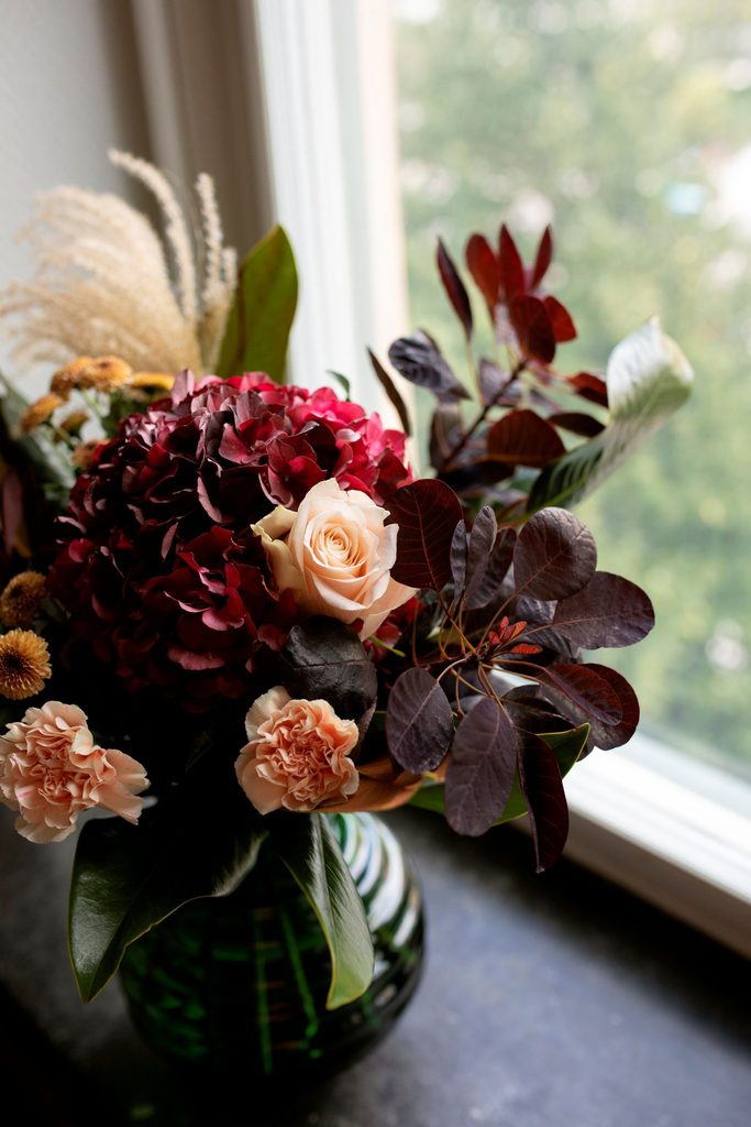 Efterårsbuket i mørke nuancer fra Interflora