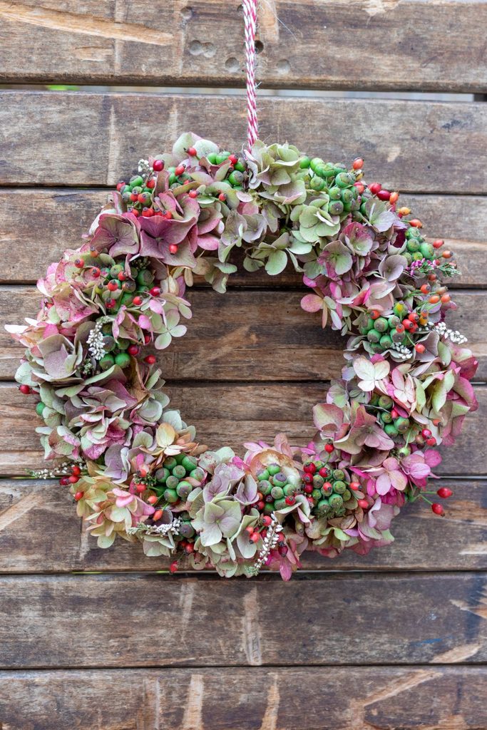 Efterårskrans med hortensia på dør