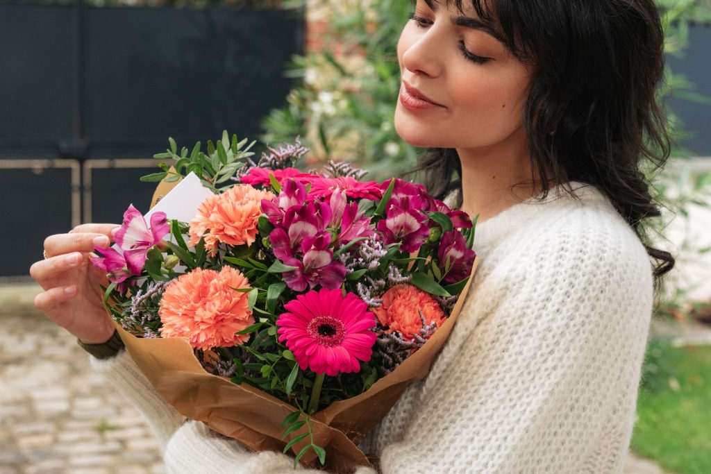 Kvinder holder efterårsbuket fra Interflora