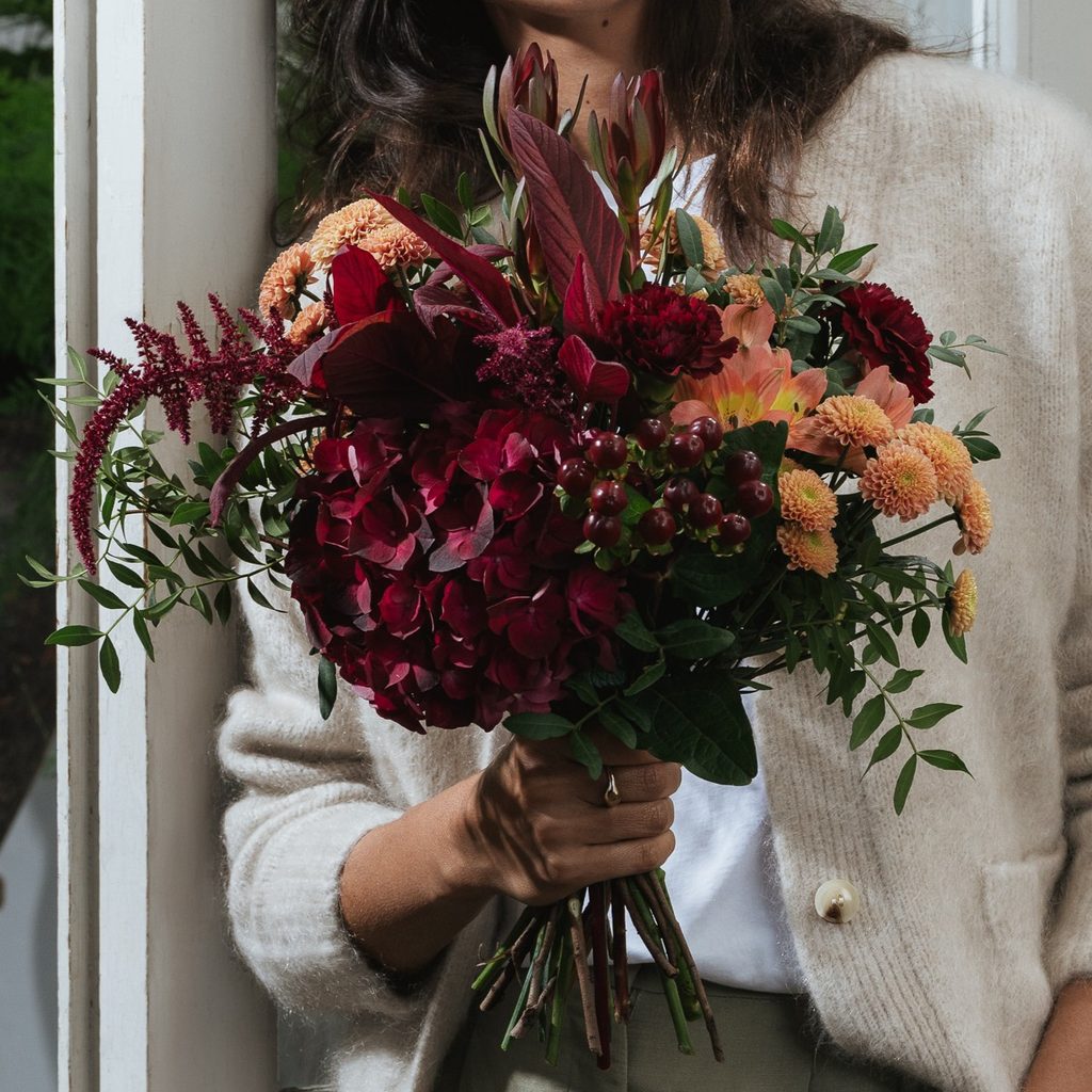 Efterårsbuket i mørke nuancer fra Interflora