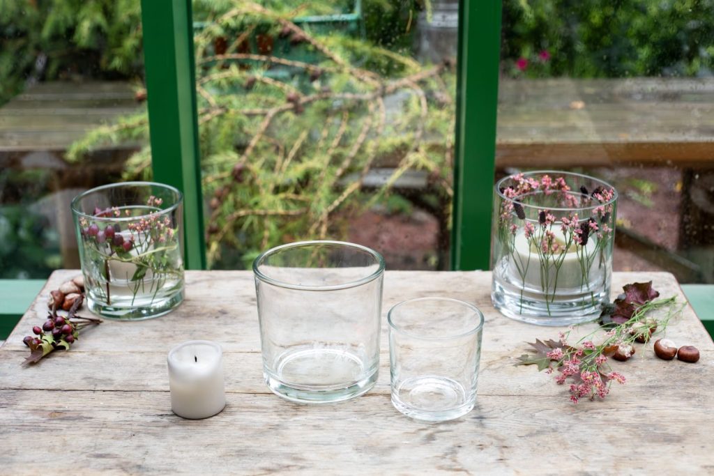 cylinder vaser til blomstrende efterårslanterne