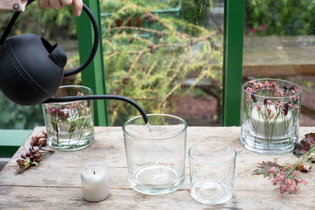 cylindervase fyldes med vand