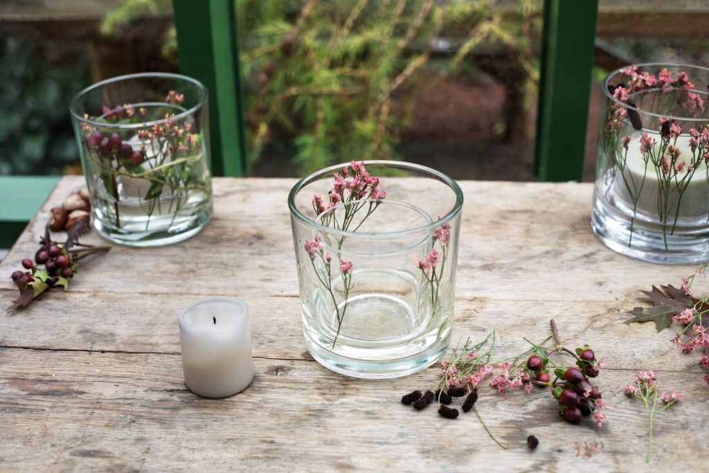 Blomstrende efterårslanterne med perikon, limonium, blodtop og vedbend