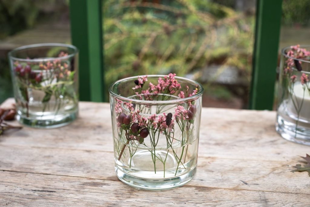 Blomstrende efterårslanterne med perikon, limonium, blodtop og vedbend