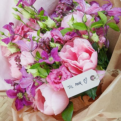 Buket til Mors Dag med violette og lyserøde blomster