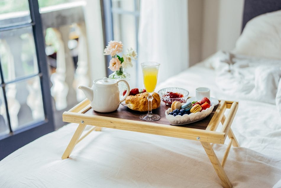 Valentinsdag romantisk morgenmad på sengen