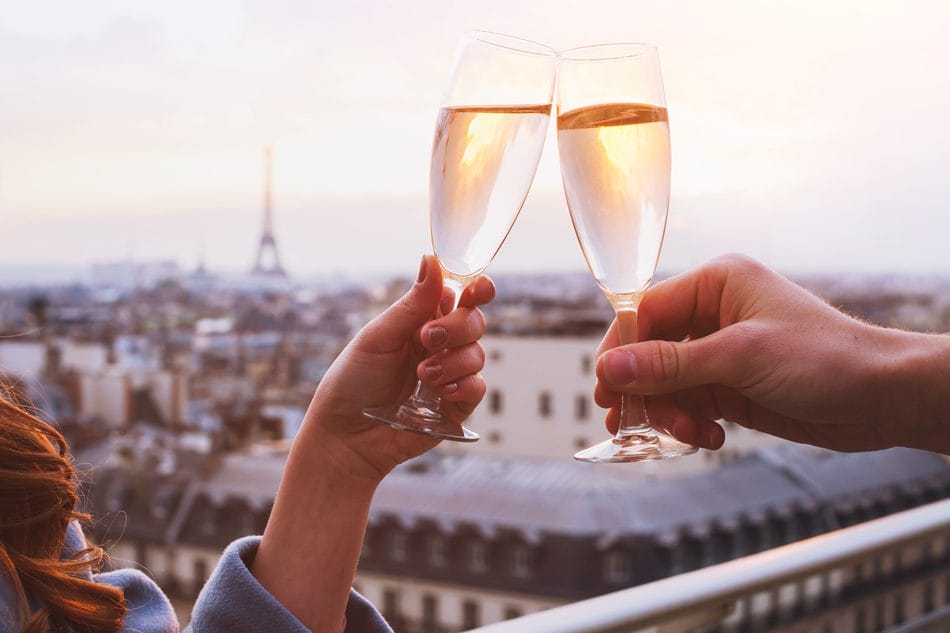 Valentinsdag par skåler i champagne i paris med udsigt til Eiffeltårnet