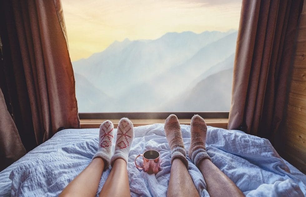 Valentinsdag par i seng med udsigt over bjerg
