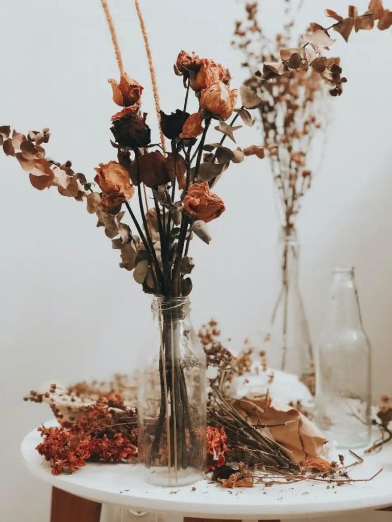 buket af tørrede blomster i en vase
