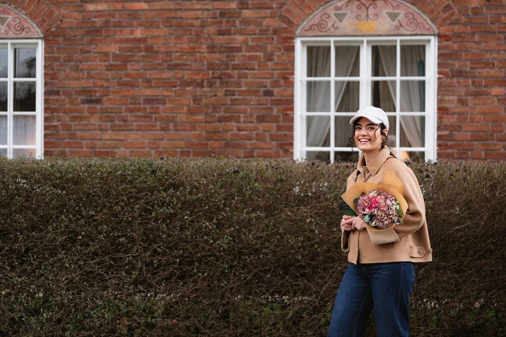 En kvinde med en buket efterårsblomster