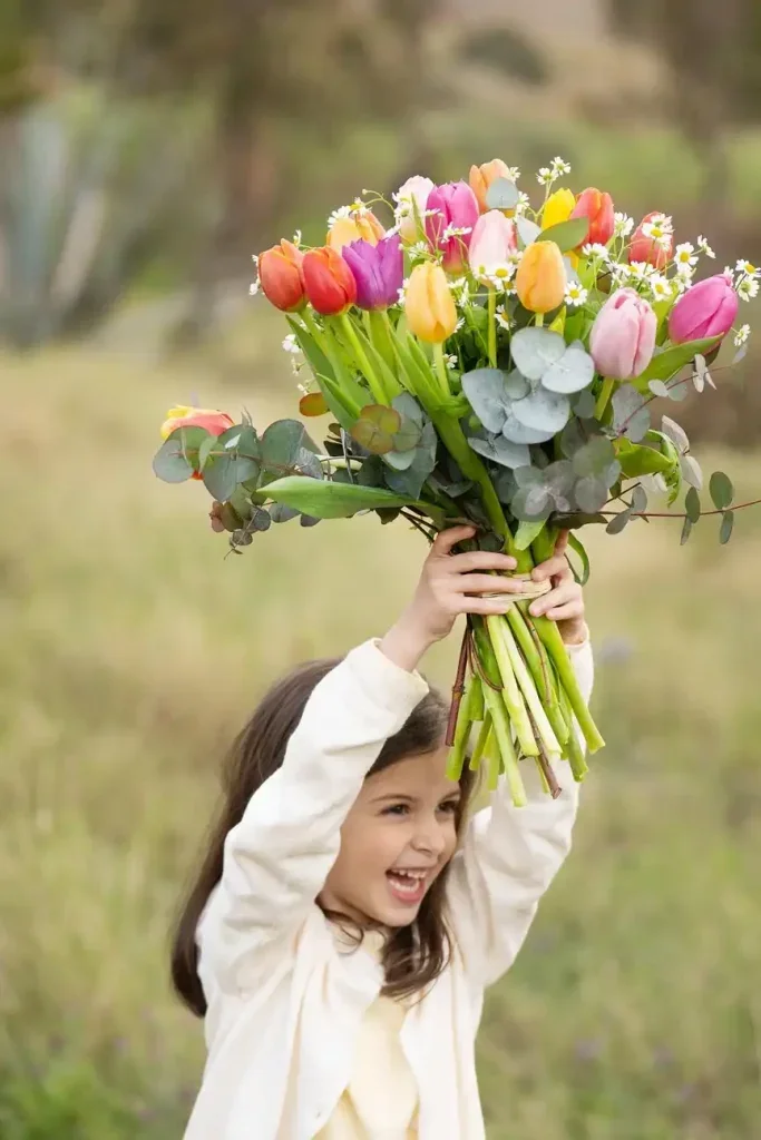 barn med en buket blomster i hånden