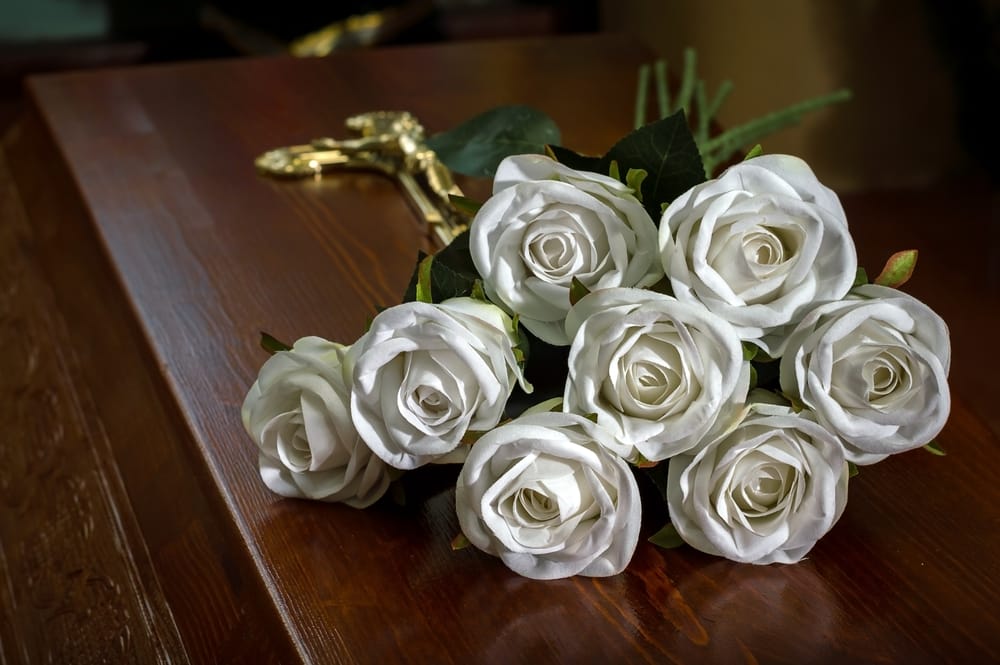 hvide roser på en kiste
